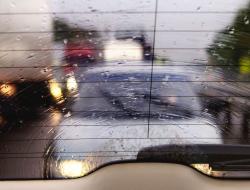Az autó hátsó ablakai télen izzadnak